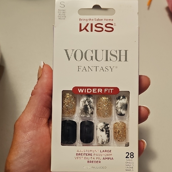 KISS Voguish Fantasy Nail Set - Gold and Black - Picture 6 of 6